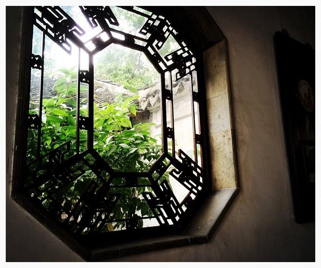 做工精巧的花墻漏窗,心是